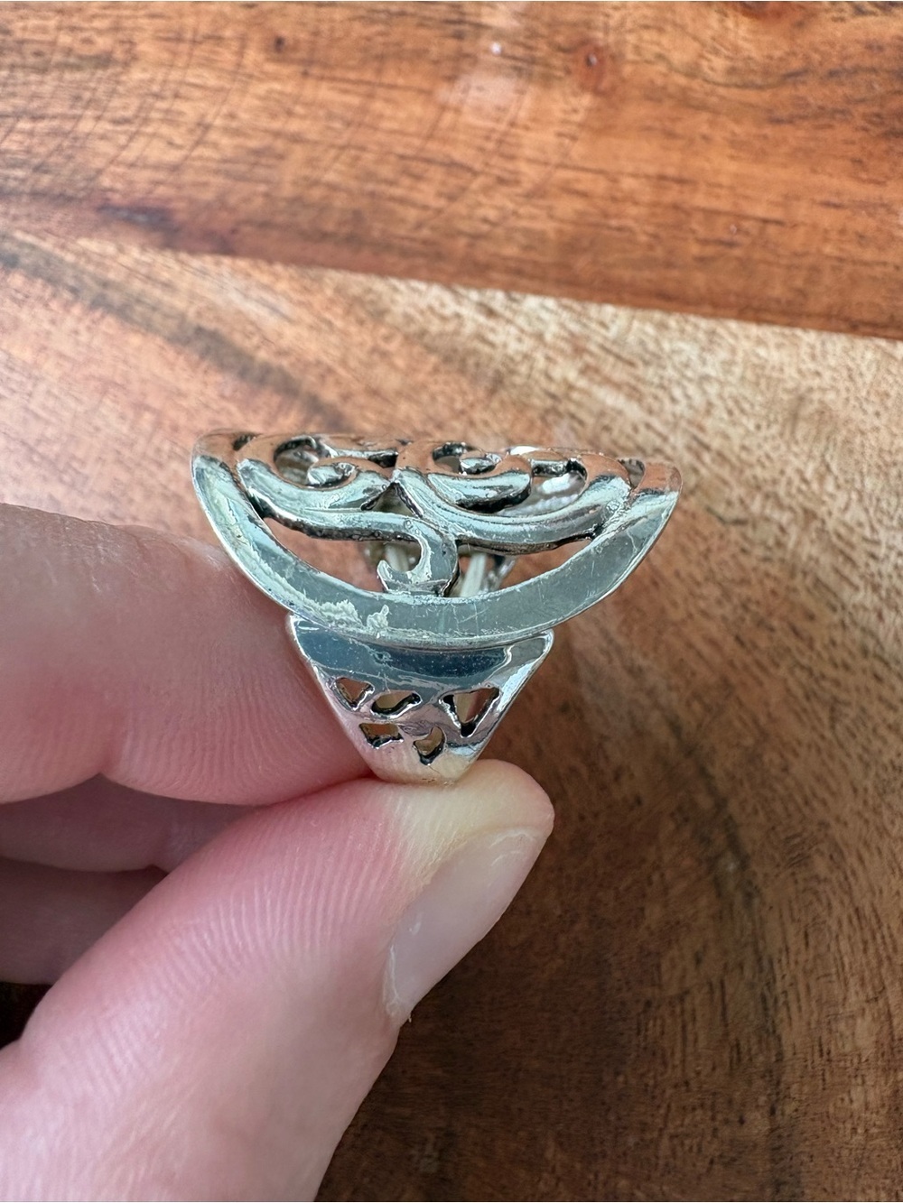Vintage Silver Tone Filigree Statement Ring - Size 6 with Stretch Band - Picture 6 of 12